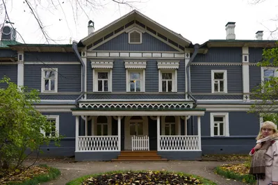 фасад парадного крыльца дома с виниловыми настенными сайдингами и  металлическими перилами Стоковое Фото - изображение насчитывающей  селитебно, пол: 224028390