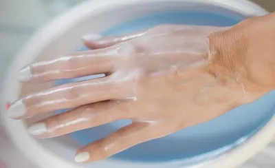 Изображение парафинотерапии рук для использования в медицинских докладах