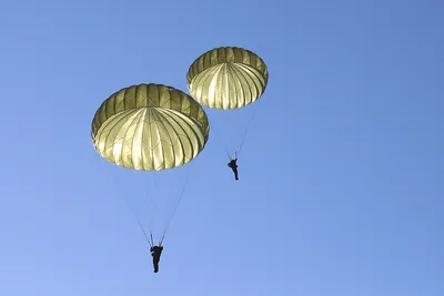 Военный парашютист на фоне темного неба стоковое фото ©dogi78 10634837