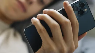 Удивленный парень с телефоном, изолятом, человеком на белой предпосылке  Стоковое Фото - изображение насчитывающей телефон, реакция: 137816960