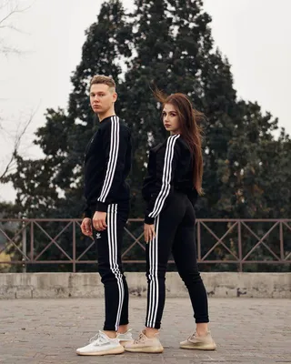 Парень в костюме Adidas сидит на …» — создано в Шедевруме