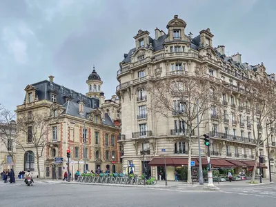 Художник улицы рисуя изображение на Montmartre, Париже, Франции  Редакционное Стоковое Изображение - изображение насчитывающей ретро,  чертеж: 56122304