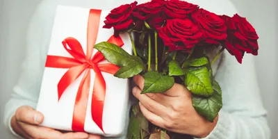 красивый хипстер парень ждет своего любовника с букетом роз. молодой  человек с цветами на день святого валентина Стоковое Изображение -  изображение насчитывающей вскользь, гомосексуалист: 224368957