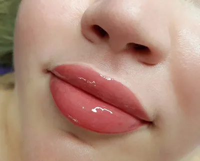 Перманентный татуаж губ в стиле омбре на фото