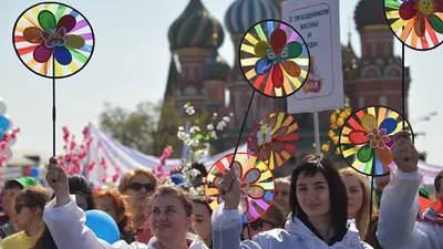 Первомайская советская открытка с счастливой девочкой — Abali.ru