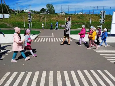 На пешеходном переходе ребенка и пунктов на него подписали с правилами  дорожного движения пальцев для детей Стоковое Фото - изображение  насчитывающей код, рюкзак: 193376994