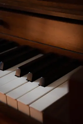 Девочка играет на пианино в концертном зале Стоковое Фото - изображение  насчитывающей померанцово, аппаратуры: 184266750