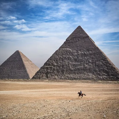 неоклассическая египетская пирамида под ясным небом, картинка пирамиды гизы  фон картинки и Фото для бесплатной загрузки