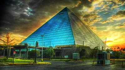 Одни уверены, что Египетские пирамиды построили инопланетяне, другие  отрицают. Кто прав?