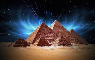 Золотая Пирамида С Отражением На Темном Фоне — стоковые фотографии и другие  картинки Пирамида - Пирамида, Золото, Финансы - iStock