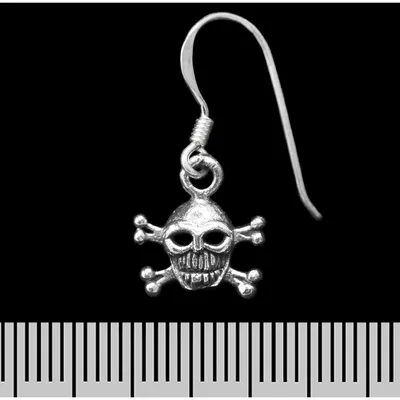 Изображение Пиратский череп на белом фоне