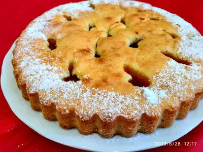 Сладкий десерт на блюде: фотография пирога с вареньем на скорую руку