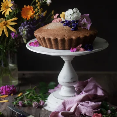 Сладкий десерт на столе: красивое фото пирога с вареньем на скорую руку