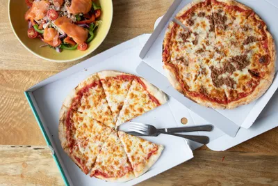 Дружба начинается с улыбки, а римская пицца с теста 🍕 Его особенность в  том, что для приготовления нужно много оливкового масла и 48 часов … |  Instagram