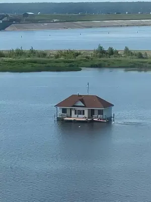 Плавучий дом с отдыхающими заметили на Воронежском водохранилище