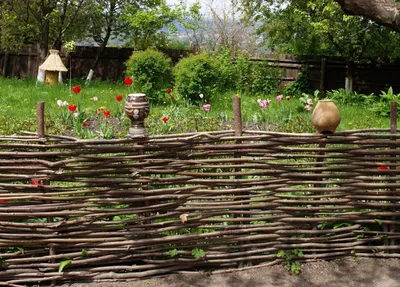 Как создать плетеный забор на загородном участке собственноручно