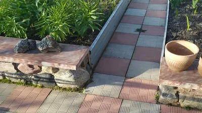 Тротуарная плитка на даче: Резиновая или каменная? Плюсы и минусы.