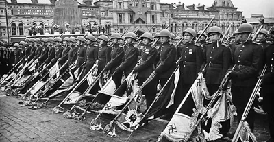 Семилетний гость Парада Победы 1945 года узнал себя на кадрах кинохроники -  Российская газета