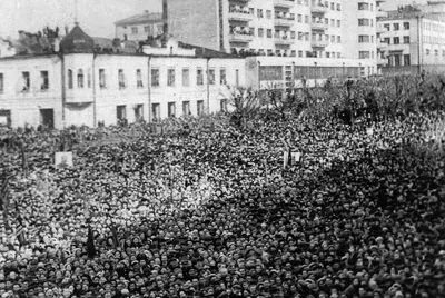75 лет назад, 30 апреля 1945 г., советские воины водрузили Знамя Победы над  Рейхстагом в Берлине. Il y a 75 ans, le 30 avril 1945, les soldats  soviétiques ont levé le drapeau
