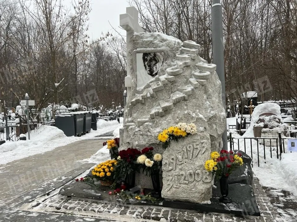 Похороны абдулы. Могила Абдулова на Ваганьковском кладбище. Абдулов памятник на Ваганьковском кладбище.