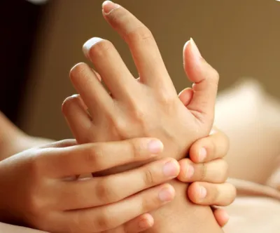 Изображение рук с полиартритом пальцев в низком разрешении