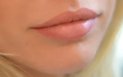 Совершенный татуаж губ на фотографии