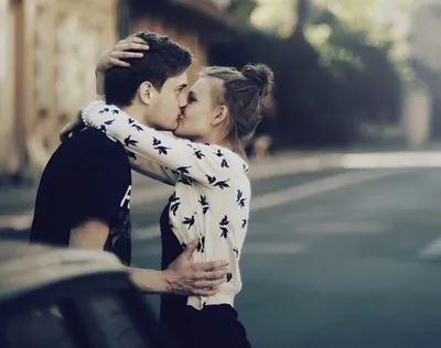Пара Поцелуи На Аллее В Городе. Фотография, картинки, изображения и сток- фотография без роялти. Image 20824164