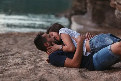 два человека целуются в губы, фотографии влюбленных фон картинки и Фото для  бесплатной загрузки