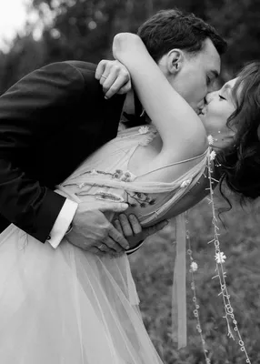 мужчина целует женщину на темном фоне, картинка целующихся любовников,  любовь, любовники фон картинки и Фото для бесплатной загрузки