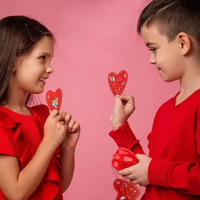 День Святого Валентина. Мальчик и девочка целуются. Карта любви . Векторное  изображение ©Sandylevtov 138369916