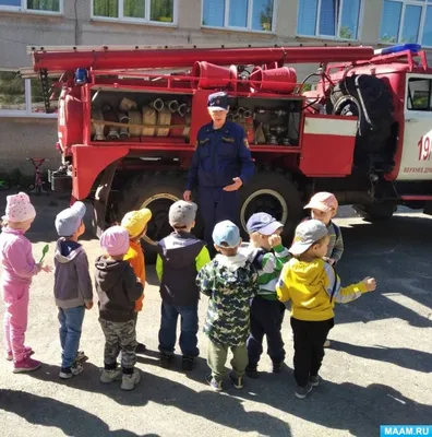 Пожарных Пожарный Сохранить Детей От Огня — стоковые фотографии и другие  картинки 2015 - 2015, Аварии и катастрофы, Безопасность - iStock