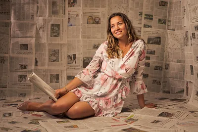 Картинки газетой улыбается Alicia Поза молодые женщины Ноги Платье