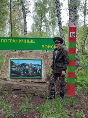 Фото правой руки в черно-белом стиле