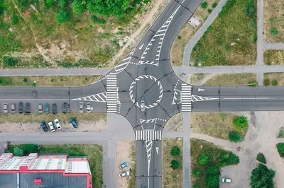 Настоящий хаос: водители впервые попали на круговое движение и запутались -  Российская газета