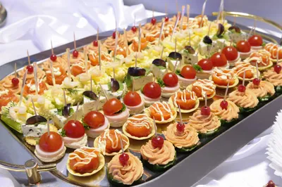 Фотография праздничного стола на скорую руку с фруктами (WebP)