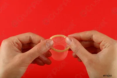 Рука, держащая презерватив: фотография для блога