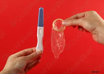 Презерватив в руке: изображение для магазина интимных товаров