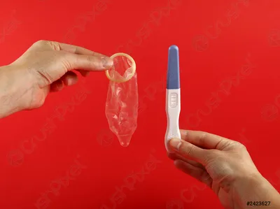 Фото руки, держащей презерватив: качественный снимок