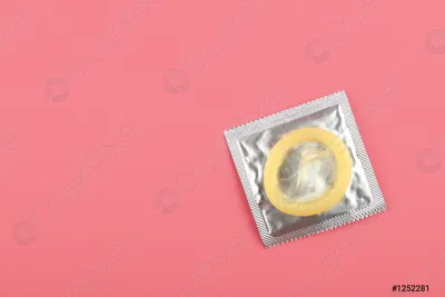 Изображение презерватива в руке: PNG формат