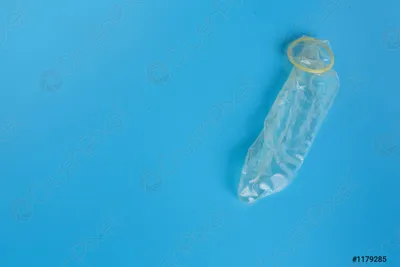 Фотография руки, держащей презерватив: фото социальной рекламы