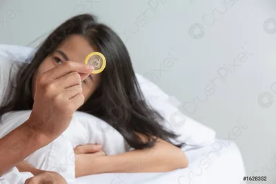 Фото руки, держащей презерватив: фотография для журналов