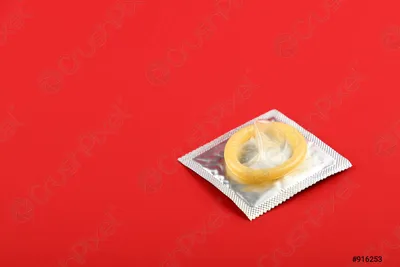 Фото руки, держащей презерватив: современная фотография