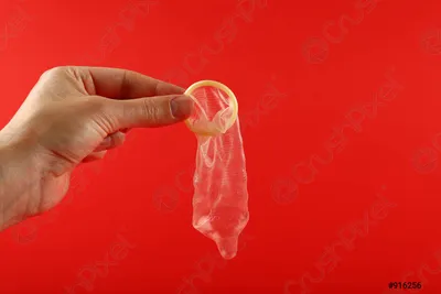 Презерватив в руке: фото для гендерных исследований