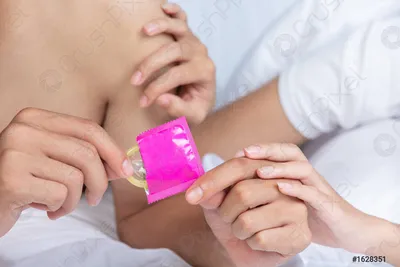 Презерватив в руке: фото на тему предотвращения СПИДа