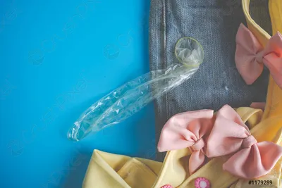 Презерватив в руке: фото для блога о сексе