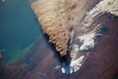 От вулкана до наводнения: природные катаклизмы в снимках МКС — РБК