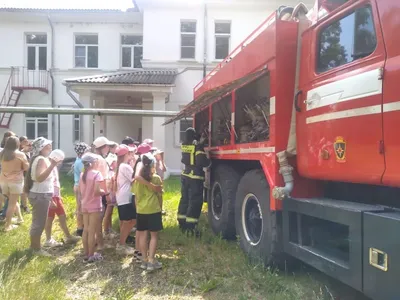 Пожарный из Дзержинска рассказывает о своей профессии школьникам |  08.05.2022 | Дзержинск - БезФормата