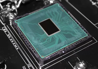 56-ядерный монстр Intel под микроскопом. Процессор Sapphire Rapids содержит  четыре кристалла с 15 ядрами в