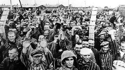 Знаменитое фото в Освенциме. Здание за воротами - почему не афишируется,  что это такое. | Пикабу