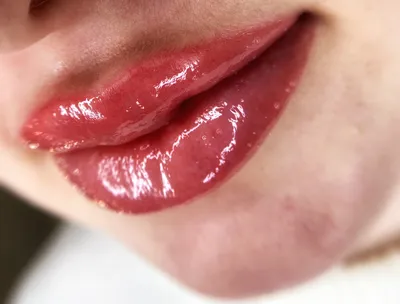 Фотография с идеальным пудровым татуажем губ в высоком разрешении